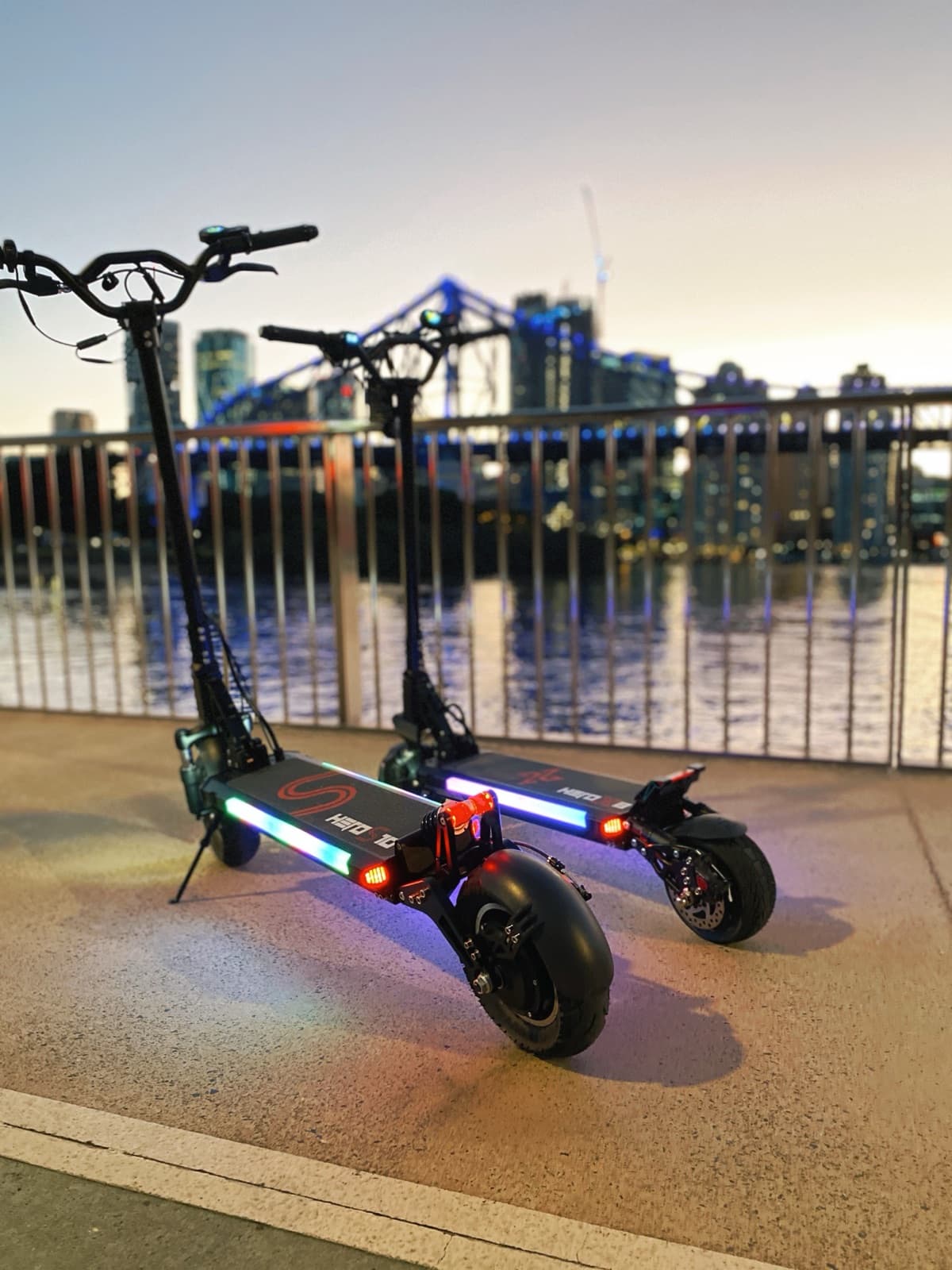 Cliente disfrutando de su patinete eléctrico en Tenerife tras la reparación